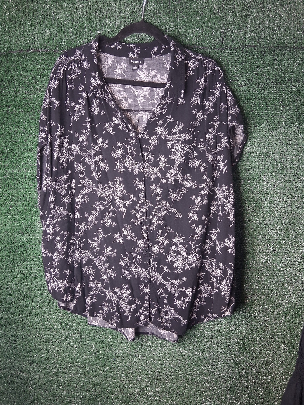 torrid Black and White Floral Button-Front Blouse